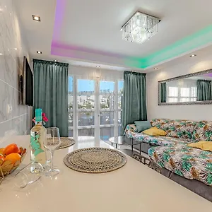 https://beautiful-deluxe-apartment-sun-and-sea.adeje-hotels.com